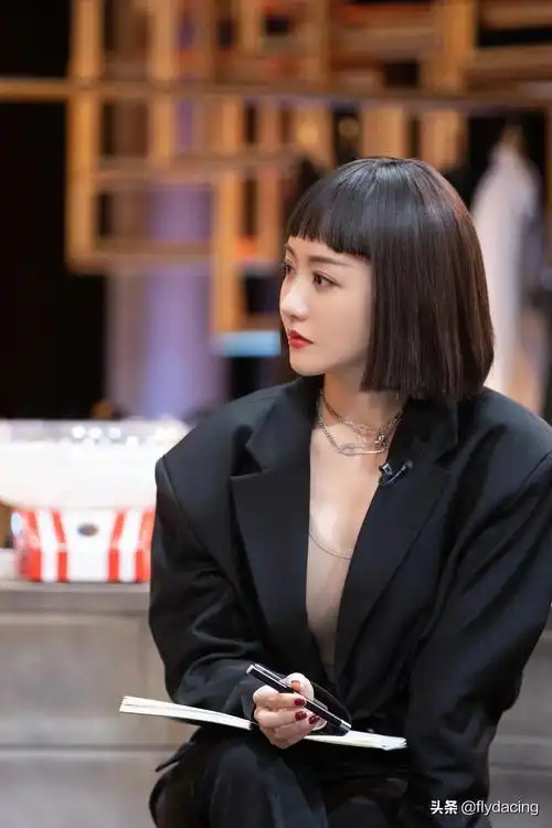 杨蓉黑西装配齐刘海短发酷帅霸气!