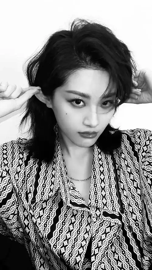 喻言晒live九宫格照短发黑白大片好酷好飒