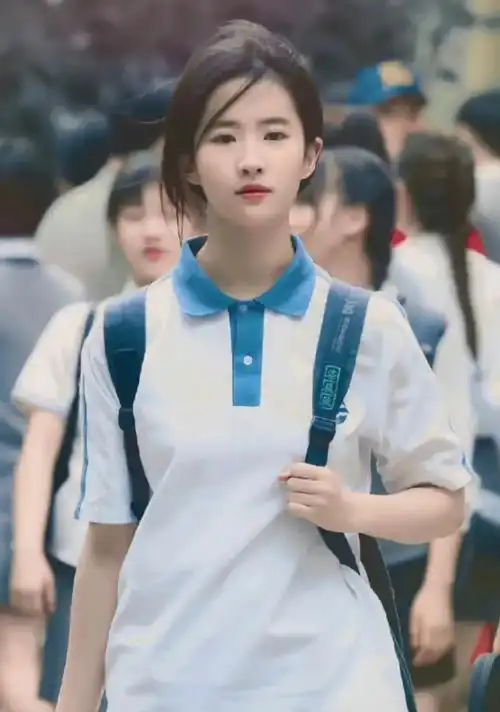 论#刘亦菲#白月光版的杀伤力!校服也挡不住的美!