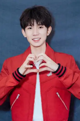 王源最新路照,网友表示看起来更有凌厉感了,越来越帅气