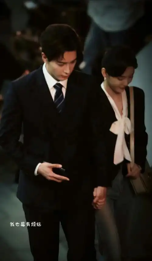 牵手路透#陈星旭章若楠你也有今天牵手路透好甜啊,两个人的身高差绝配