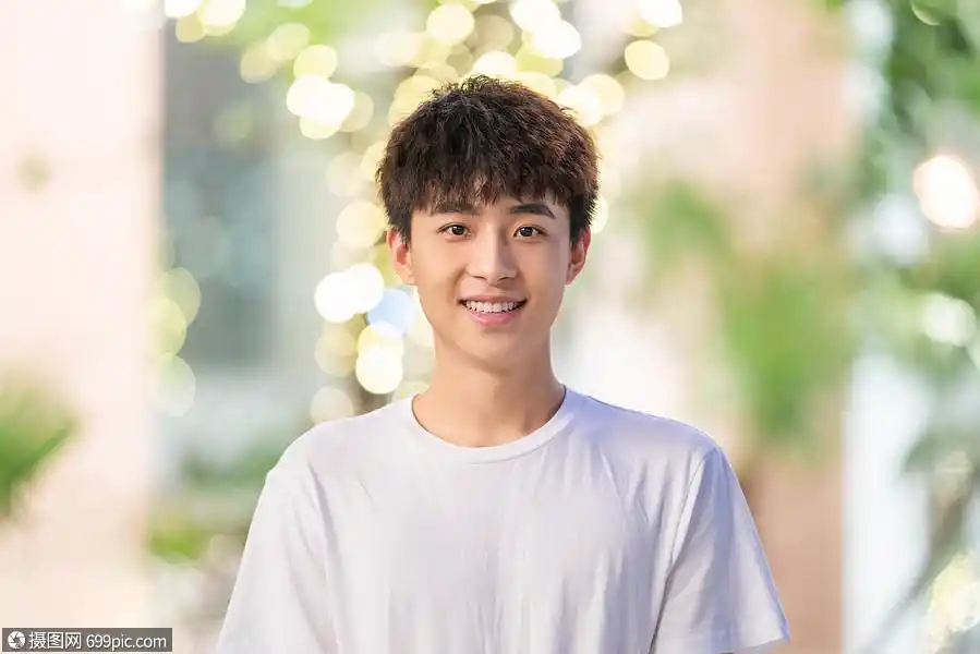 阳光男生微笑肖像约会