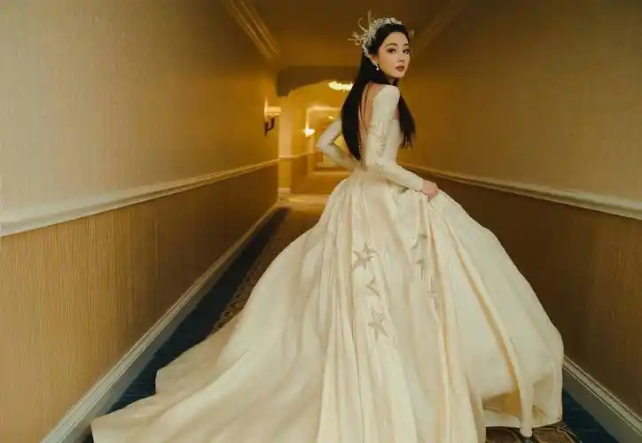 露背的设计真的很暴露迪丽热巴的脸!就像看到公主奔跑一样!