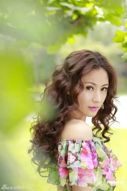 刘心悠花朵裙装