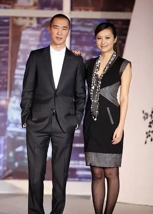 徐静蕾与黄立行真是不分彼此俩人出门还穿情侣装真挺腻歪的