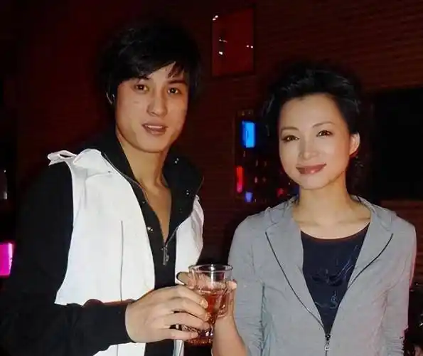 49岁董卿断崖式衰老,头发稀少穿着似大妈,老公欠债783万成老赖_丈夫