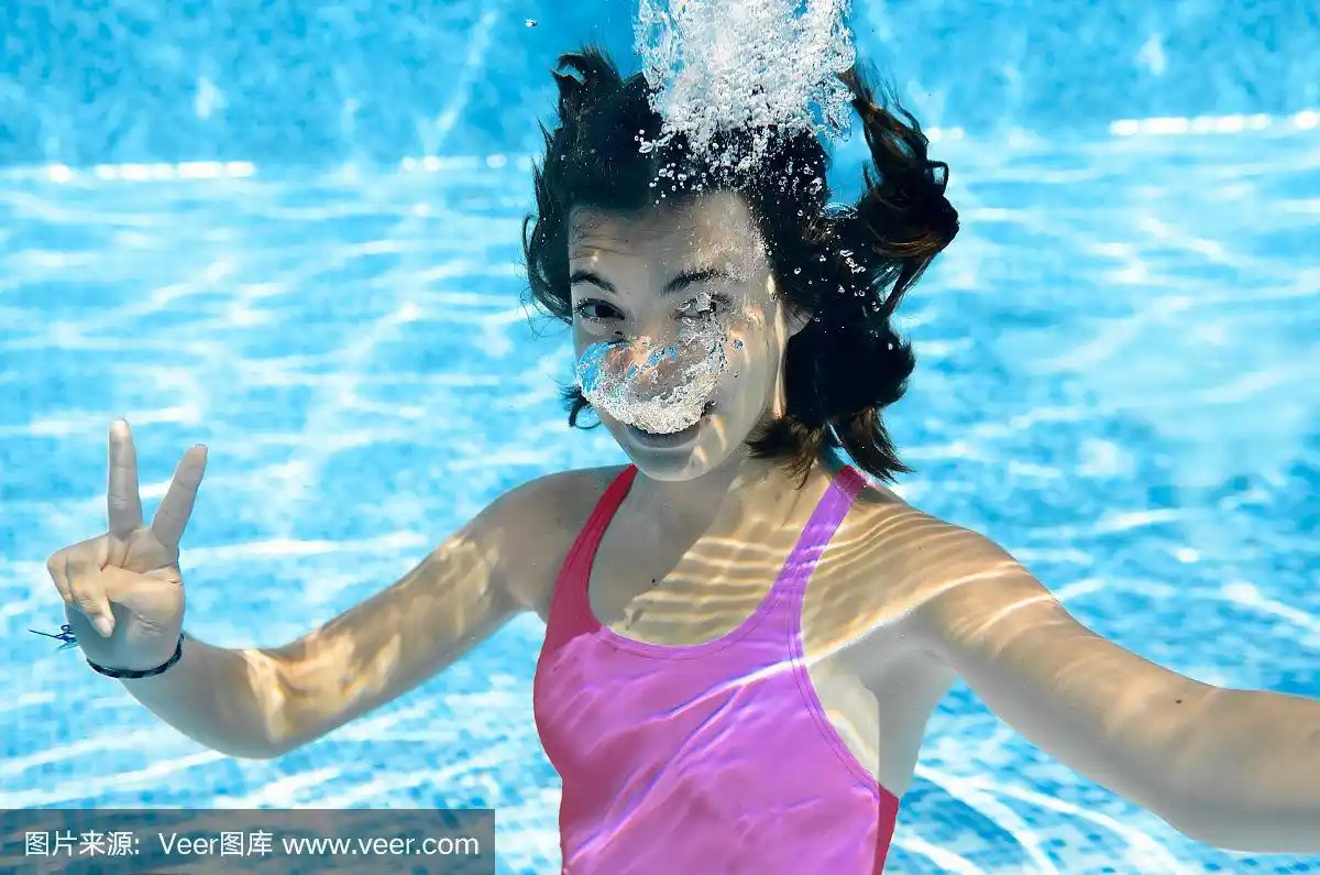 女孩在水下游泳.