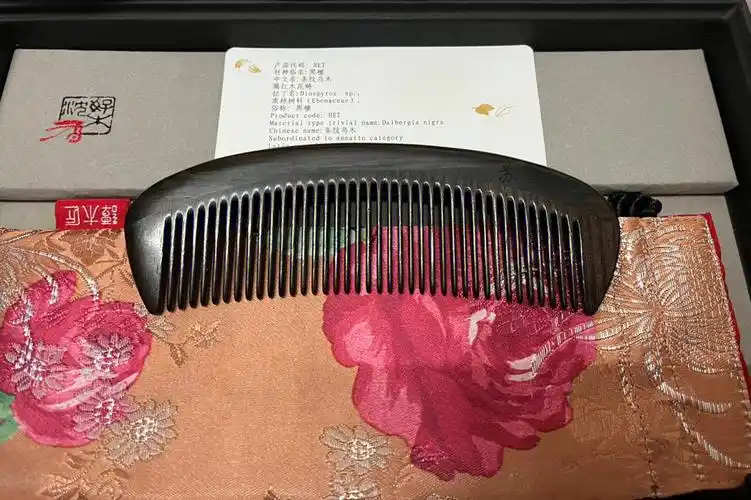 我也拥有一把谭木匠梳子啦～原来买的几十块的木梳被晒变形啦,就一直