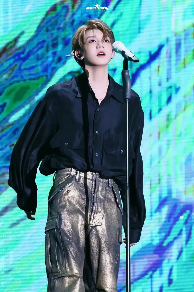 王源 #绝美舞台 黑衬衫,圆圆可爱脸,酷酷的歌 长在审美点 - 抖音