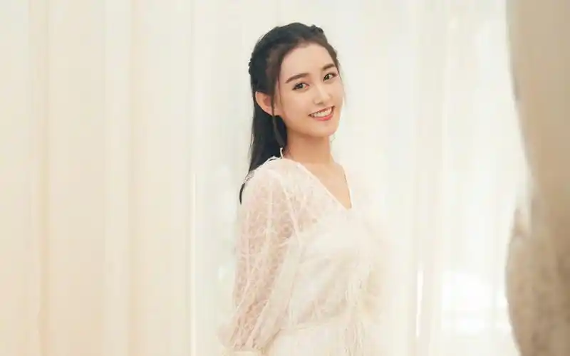蒋依依仙气白裙清纯高清桌面壁纸
