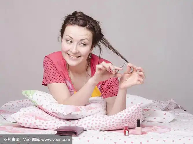 女孩正在剪一绺头发角质层