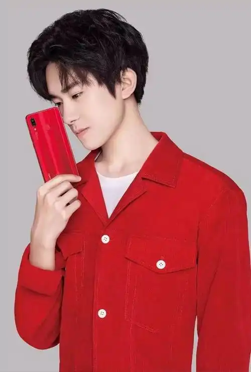 除了在临近七夕时手机的新款颜色给予了粉丝特别的浪漫,千玺代言的