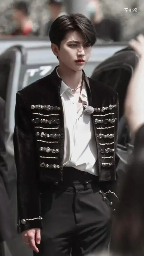 蔡徐坤宫廷风造型