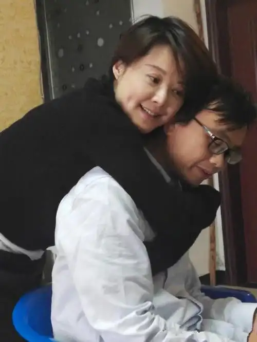 46岁女星与第三任丈夫地铁撒娇索吻引争议网友开心就好