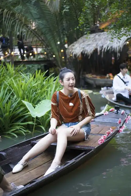 妻子3霍思燕俏皮侧麻花辫配碎花裙李娜绿色花衬衣显特别