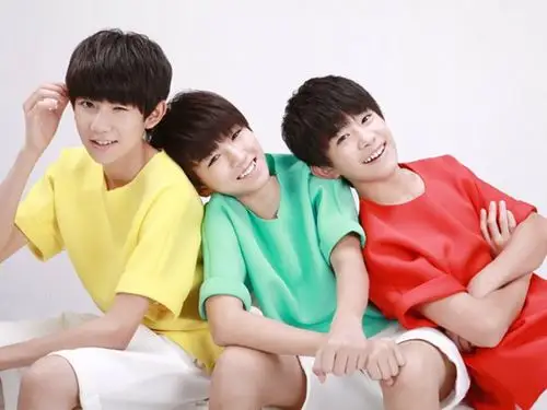 图tfboys王俊凯小时候照片曝光tf三小只闹不和