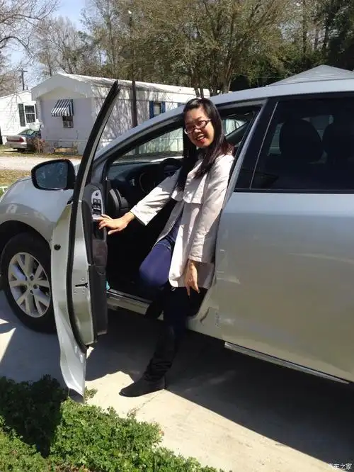 看到其他论坛n多人晒媳妇,俺也来一个媳妇当车模之楼兰版.