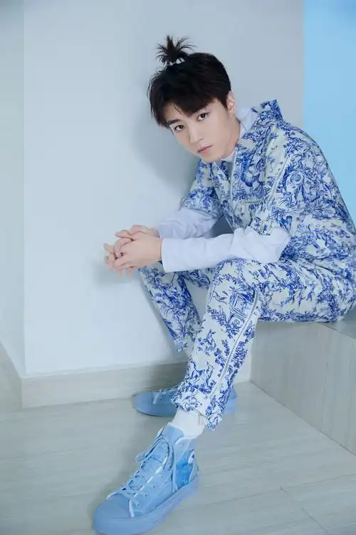 [tfboys][分享]200511 给王俊凯一把椅子,看总裁强势上线