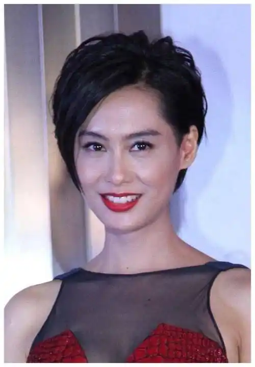 朱茵52岁傲人身材尽显,罕见同老公合照,无袖连衣裙惊艳万众.