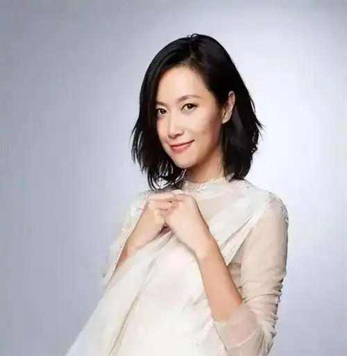 徐静蕾发布了一张最新的近照,照片中她戴着口罩,站在镜子前自拍.