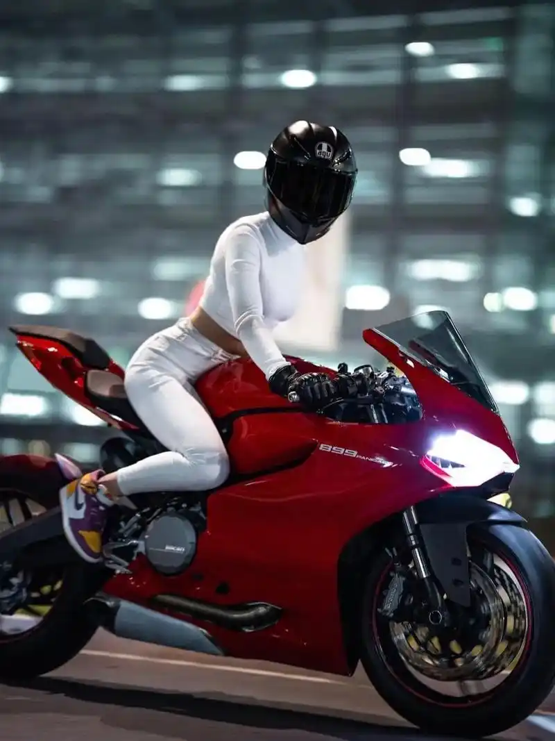 艾特谁谁就给你拍#机车小姐姐 #机车摄影 #杜卡迪v4 - 抖音