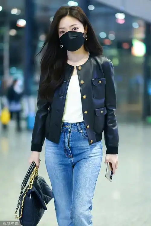 邓家佳20220121上海机场,短款外套 高腰牛仔裤,很好地拉长身材比例