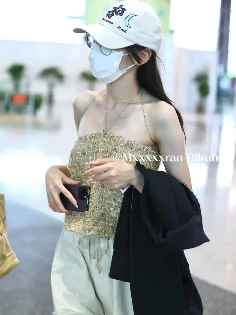 迪丽热巴最新机场街拍私服,百元吊带很好看!
