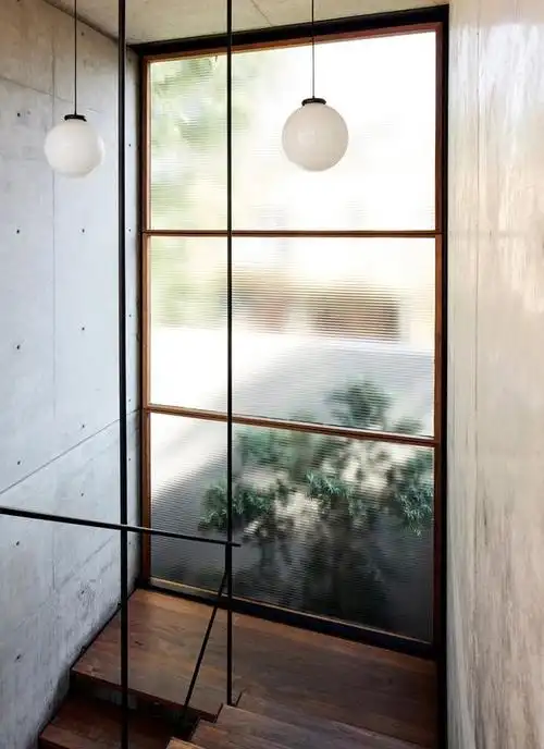 细框瓦楞玻璃门,兼备安全感与美感