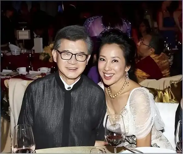 霍启刚弟弟霍启仁求婚成功!女方小8岁,身材高挑神似妈妈朱玲玲