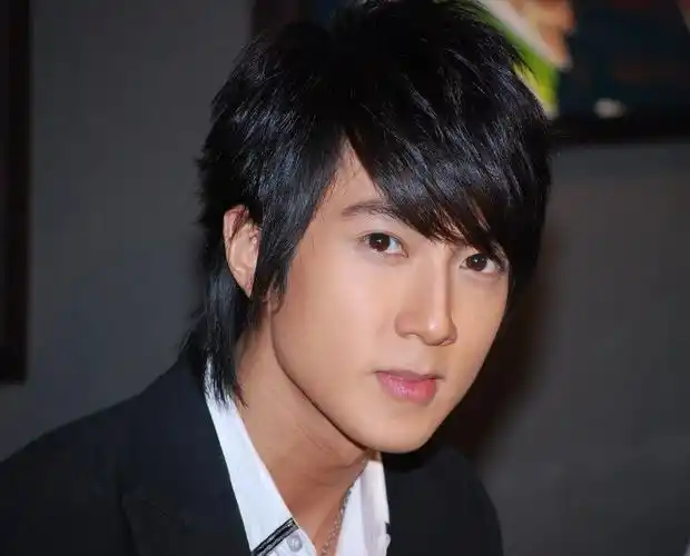 吴尊为家父庆生,基因让人羡慕