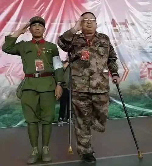 来到战场将近一个月,这一天一名六连战士徐良左大腿中弹流血不止,伤势