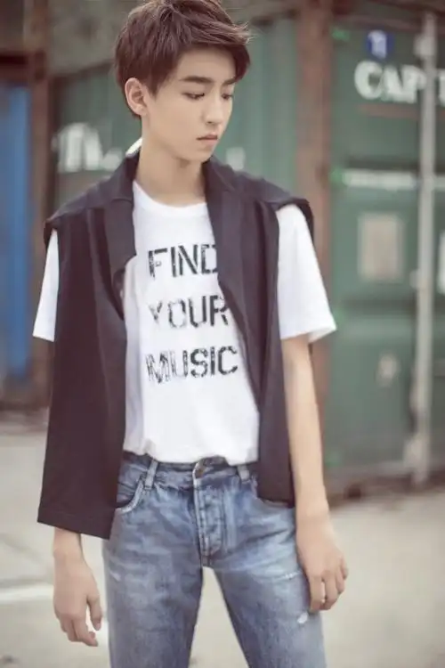 献上王俊凯最新街拍,笑意不减当初,傲气更胜往日.