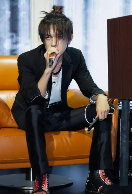 易烊千玺"隐藏癖好"?穿西装最爱配铆钉鞋,品味够独特的