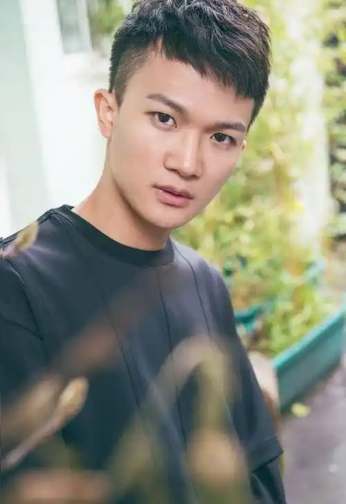 原创曾被质疑伪娘遭那英分手的周深是如何将烂牌打成王炸的