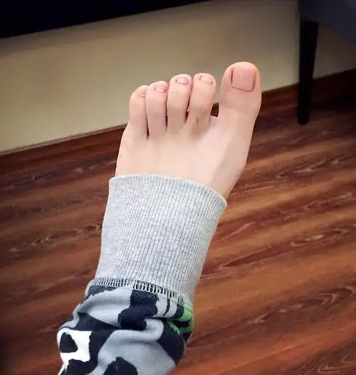 有没有大脚趾比较长的!