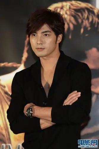 性感型男贺军翔拉弓秀胸肌 黑装出场露调皮笑容