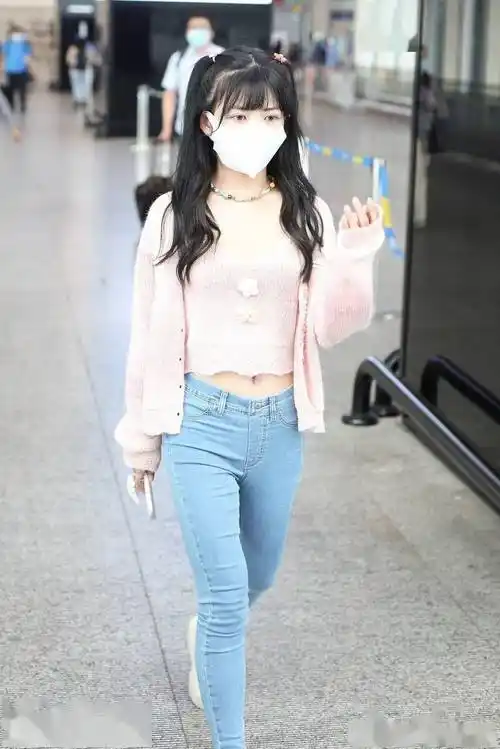 赖美云身穿粉色针织开衫牛仔裤清新减龄双马尾辫可爱俏皮