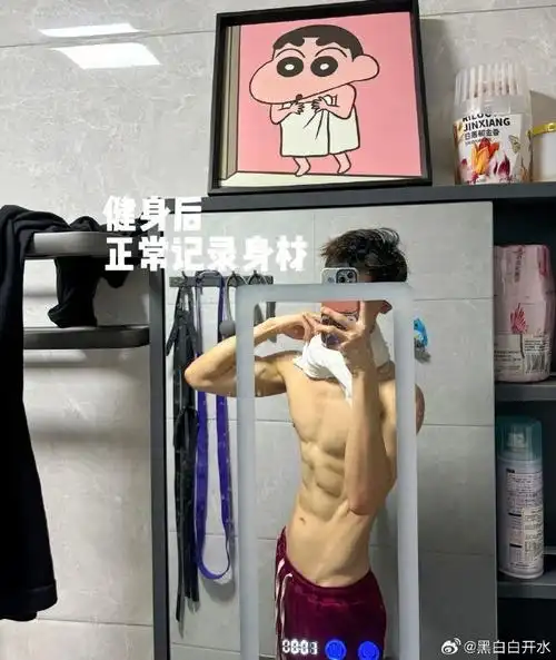 姐姐,这样的腹肌男高弟弟你会喜欢嘛,宽肩窄腰的薄肌身材,腹肌上还有