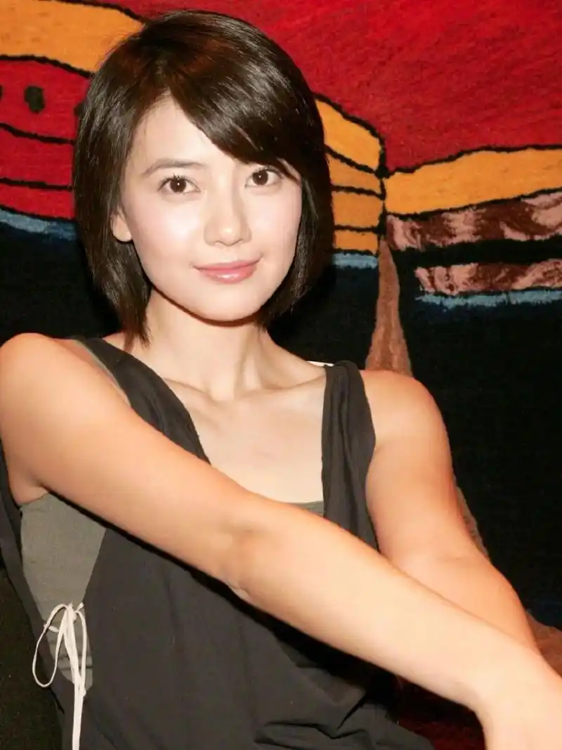 当年的"高圆圆"真美,轻松驾驭"短发"的造型