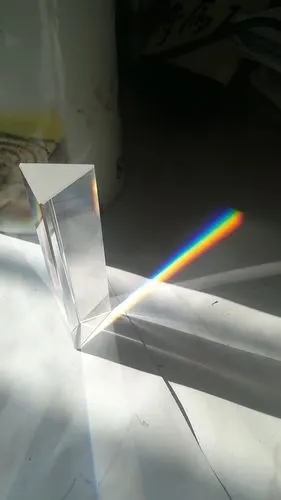 强烈的阳光透过有通过三棱镜折射出美丽的"彩虹"