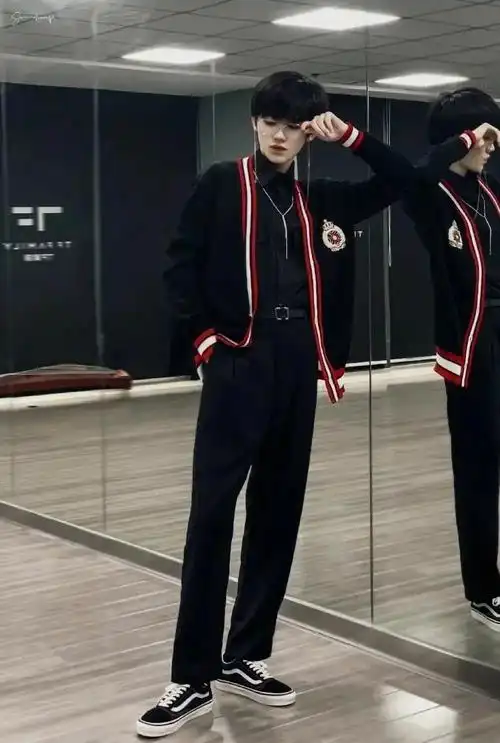 宋亚轩了当初的心动已经不在了可能是天天在我身边都腻了但是这大长腿