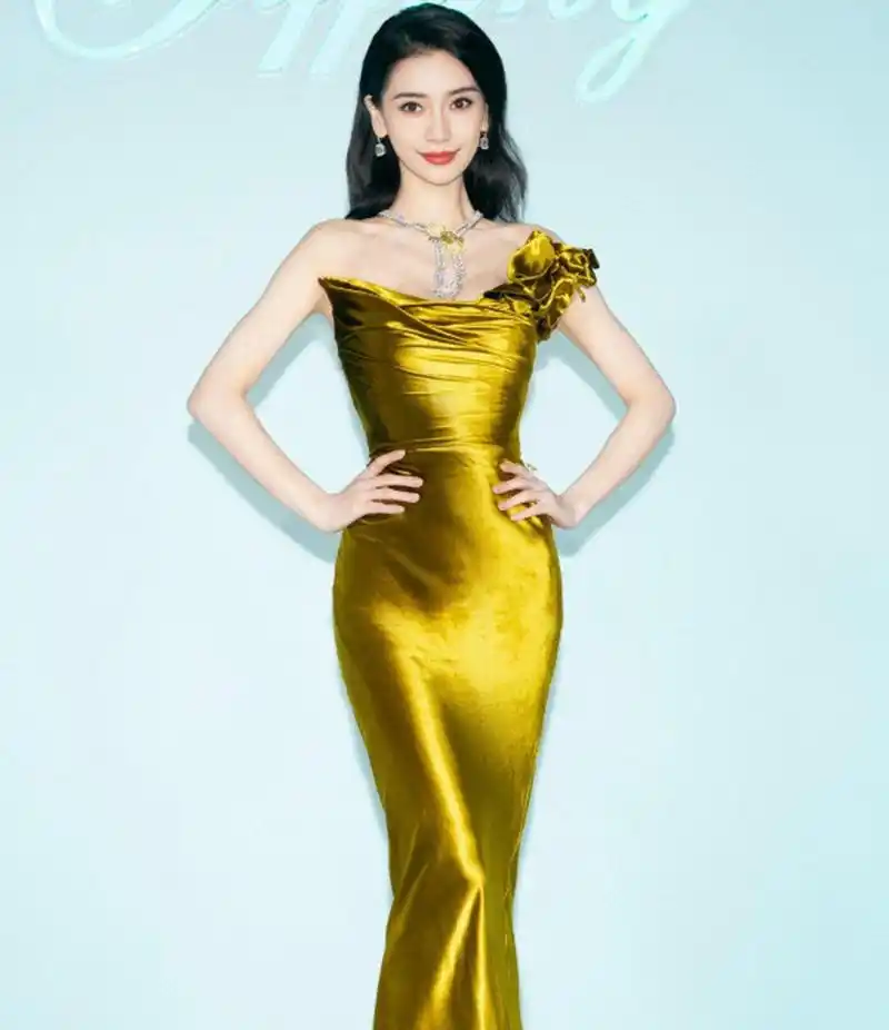 杨颖出席蒂芙尼活动,身穿金色礼服,佩戴蒂芙尼奢华黄钻珠宝,高贵出众