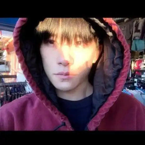 易烊千玺ins终于营业在阳光下帅气自拍拍的美景可以当壁纸了