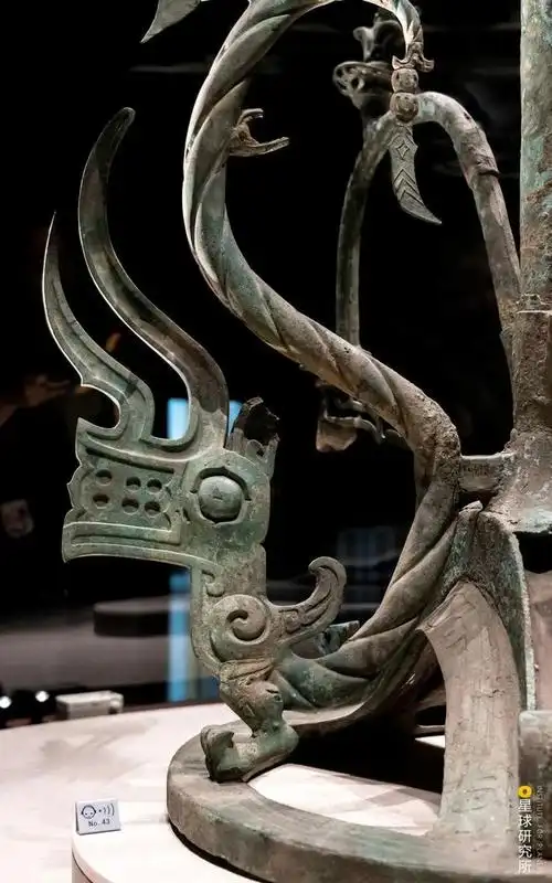 十个太阳树枝上栖息的十只神鸟他们制造出青铜神树▼(三星堆太阳形器