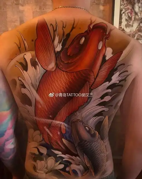 满背鲤鱼效果图纹身图片(2)_山东省青岛市纹身店-八玖刺青,山东省青岛