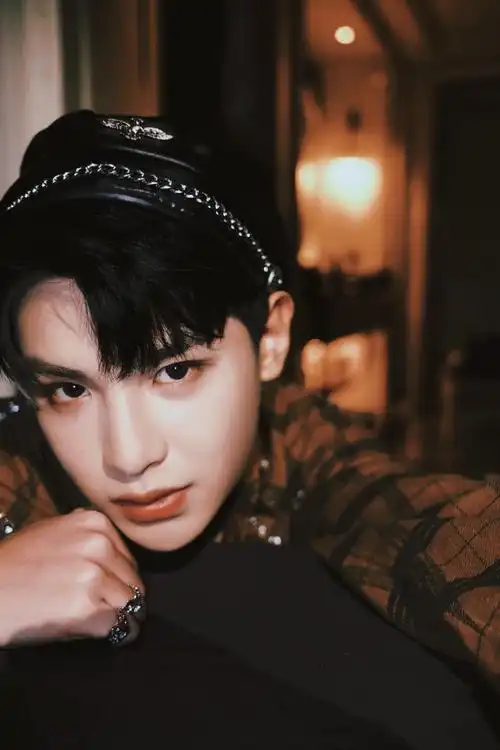 霸气小贾今日份出现了,图五歪头杀好拽@jjjustin0219#justin黄明昊