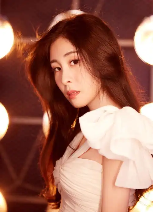 简介:张碧晨白裙性感柔美写真图片,分享一组张碧晨图片给大家,图中的