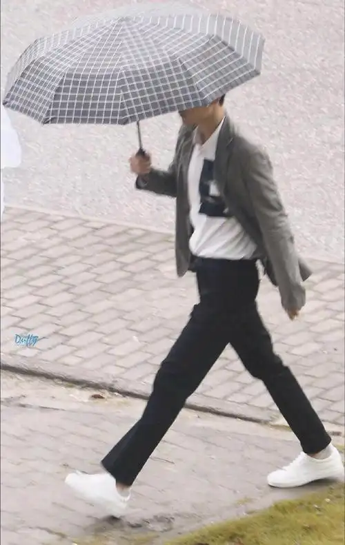 肖战劈叉式步伐#腿长任性,腿长真了不起!这大长腿迈一步,当