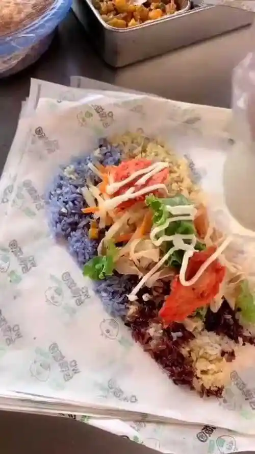 发家致富靠手艺,网红彩色糯米饭团,一天卖出500份!