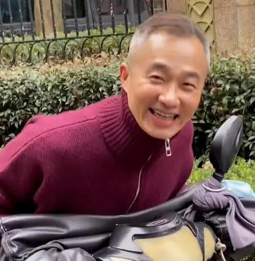 回顾主持人程雷身患肝炎娶小18岁娇妻婚后妻子辞掉工作相陪